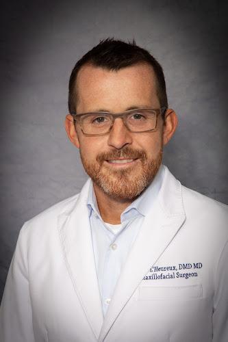 Negocio Mid-Maine Oral Surgery